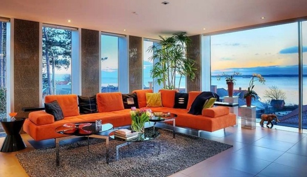 moderner oranger Sofa mit farbigen Kissen