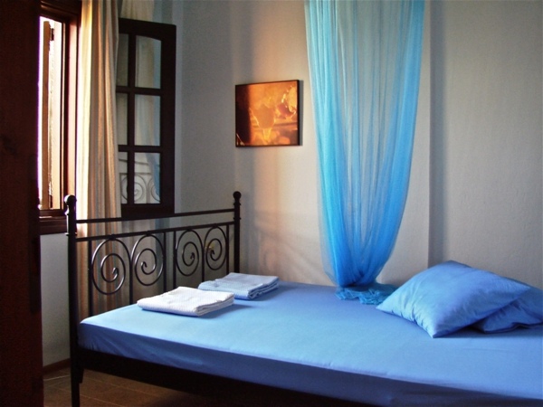romantisches-Schlafzimmer-blaue-Bettdecke-farbige-Gardine