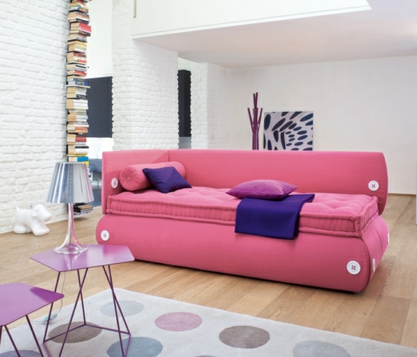 rosa Sofa im Mädchenzimmer