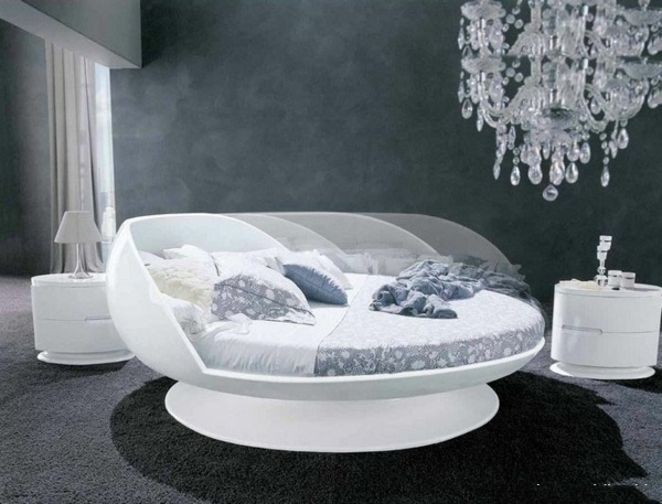 rundes weißes Bett - Schwarzes Schlafzimmer