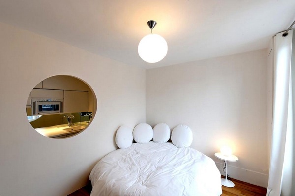 rundes weißes Bett im kleinen Appartement