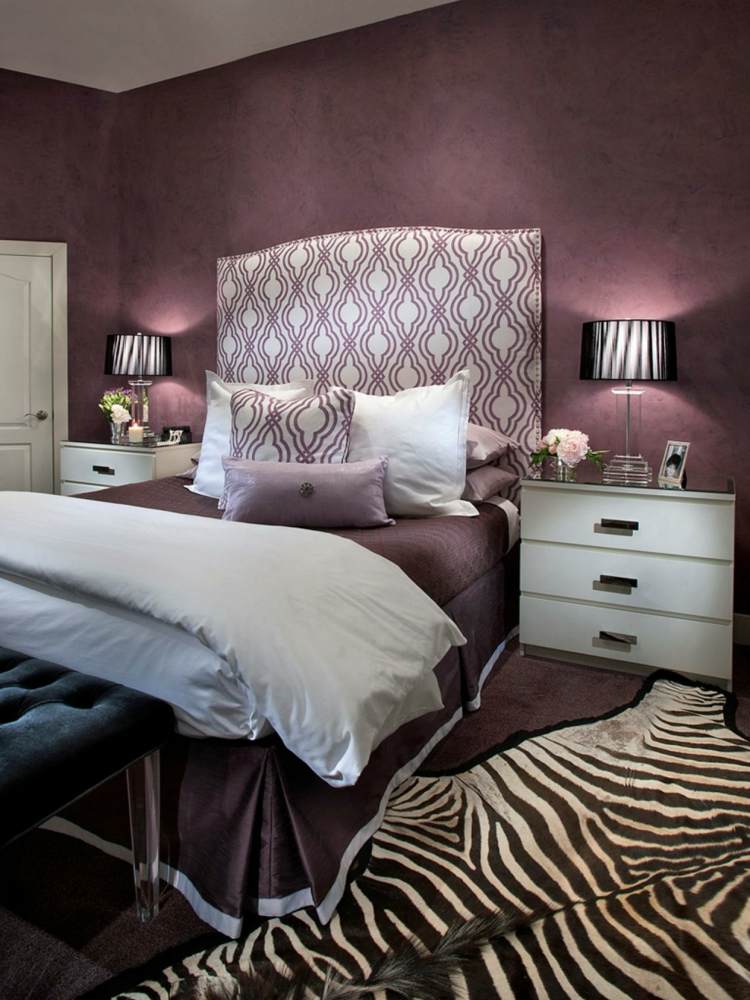 schlafzimmer in lila kopfbrett-edel-zebra-teppich-nachtschrank-weiss