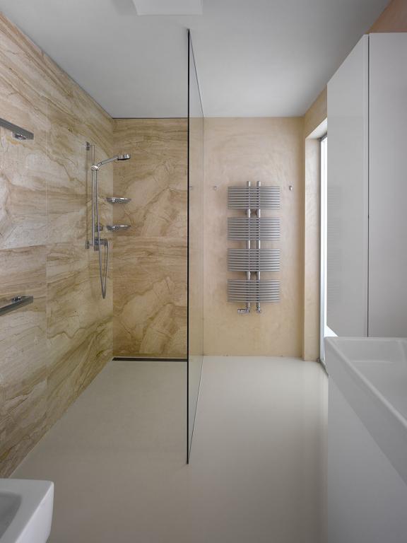schlichtes-badezimmer-design-marmor-fliesen