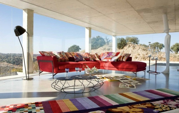 Sofa Wohnzimmer-rot farbige Kissen