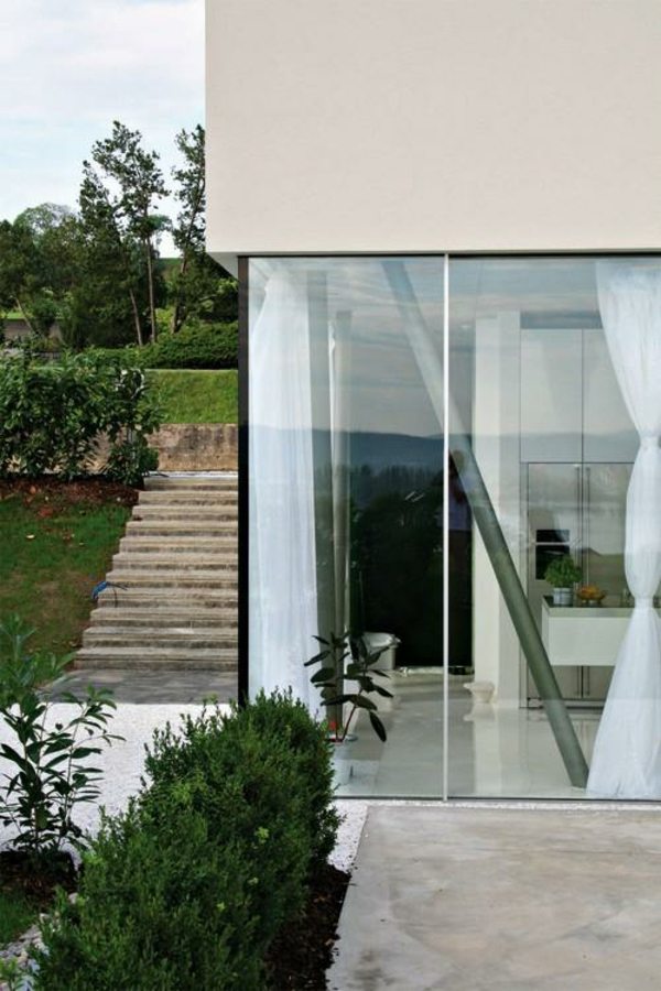 elegante Glasfassade -minimalistisches Haus