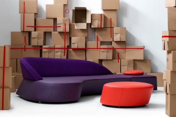 stilvolles Möbeldesign-lila Sofa und roter Tisch