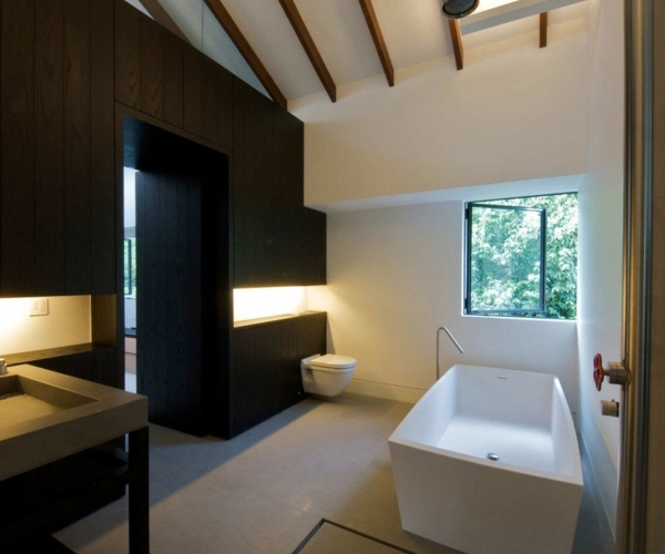 stilvolles Apartment Design- Badezimmer in schwarz und weiß
