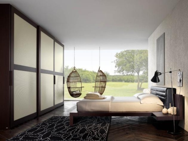 warmes Schlafzimmer Design mit Hängestühlen