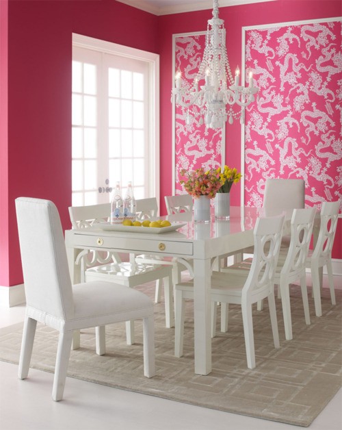 weißes Esszimmer mit rosa Wänden