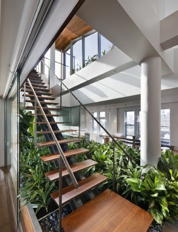moderne Holztreppe im Appartament