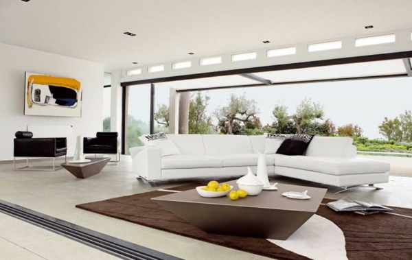 weißes-Sofa-farbige-Wanddekoration-Wohnzimmer