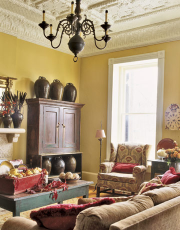 wohnzimmer-antike-vasen-möbel-warme-farben