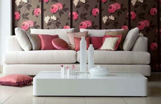 Blumenmuster-Tapete-rosa-Kissen-Wohnzimmer