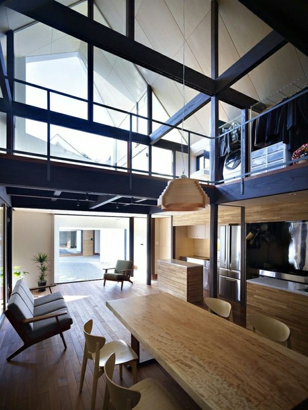 Holzboden-Glaswand-modernes-Interieur