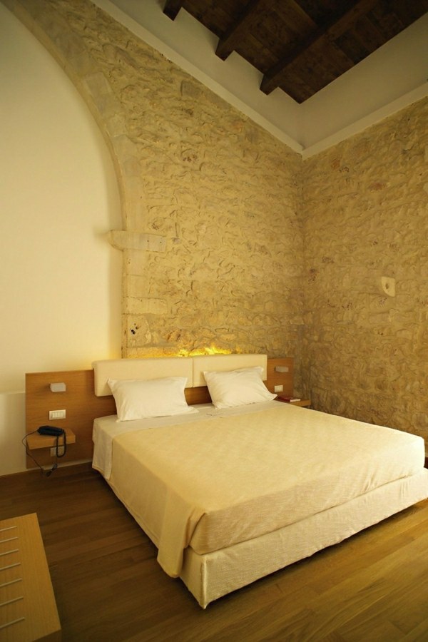 Hotelzimmer-großes-Doppelbett-Sizilien