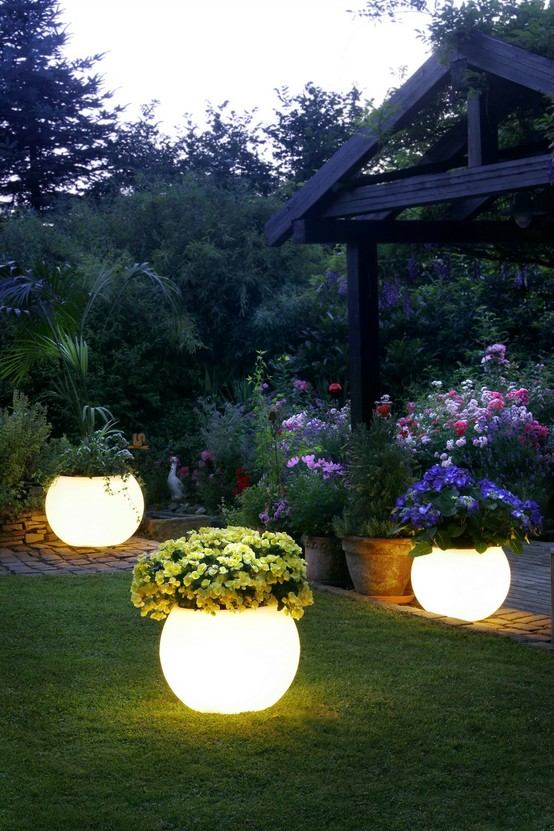 Interessante-Gartenbeleuchtung-Blumentöpfe