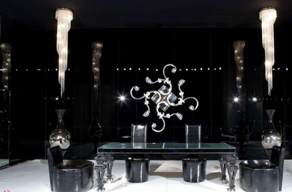 Luxus-Kristallkronleuchter-Glastisch-schwarzes-Sofa-Wohnzimmer