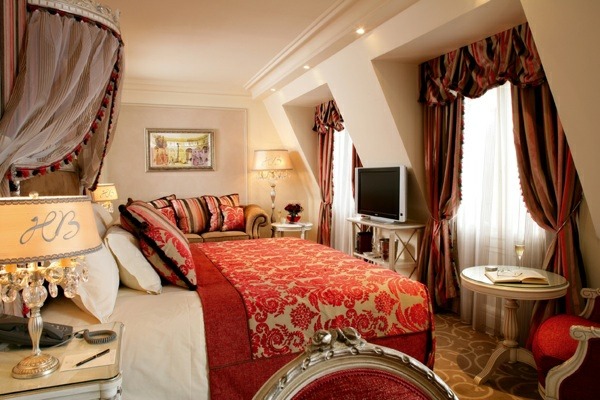Luxus-Schlafzimmer-roter-Vorhang-klassische-Holzmöbel