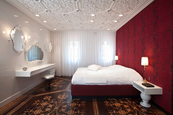 Luxus-Schlafzimmer-weiß-rote-Wanddeko