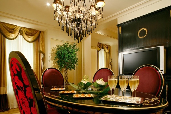 Luxus-Suite-italienisches-Deisgn-rotes-Esszimmer