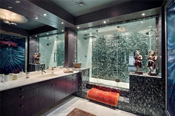 Luxus-lila-Badezimmer-Glaswand-Appartement