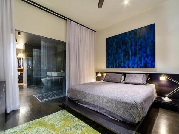 Luxusschlafzimmer-Doppelbett-Glaswand