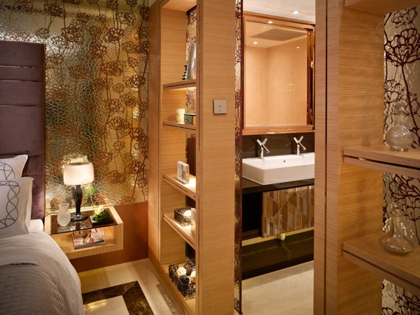 Schlafzimmer-Badezimmer-Golddetails