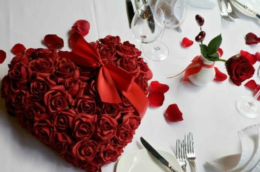St-Valentine-Tischdekoration-Herz-Blumen-Kerzen