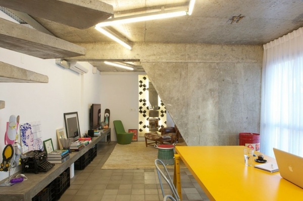 Stadtwohnung-Interieur-moderne-Küche-gelber-Tisch