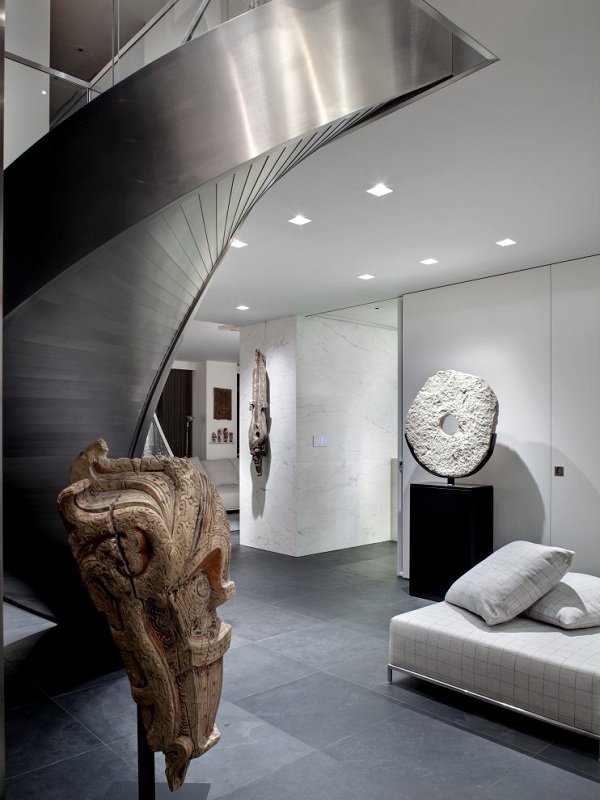 Wohnung-mit-weißem-Interieur-Skulpturen