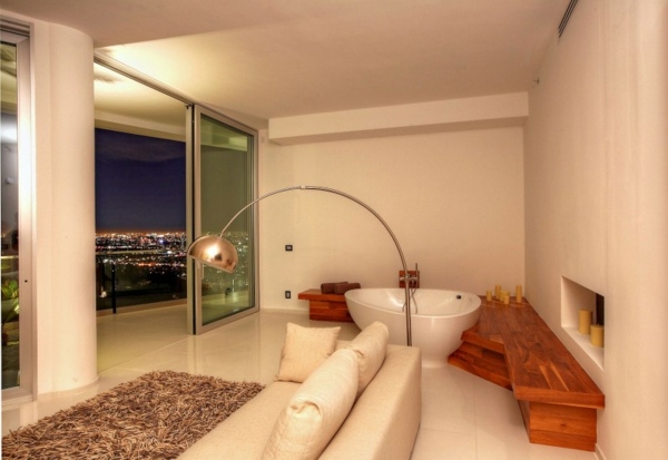 Wohnzimmer-modernes-Ledersofa-Stehlampe-Luxus-Badewanne