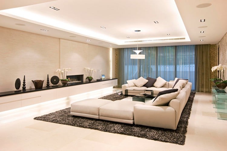 Wohnzimmerbeleuchtung-beispiel-modern-indirektes-licht-offener-kamin-sideboard