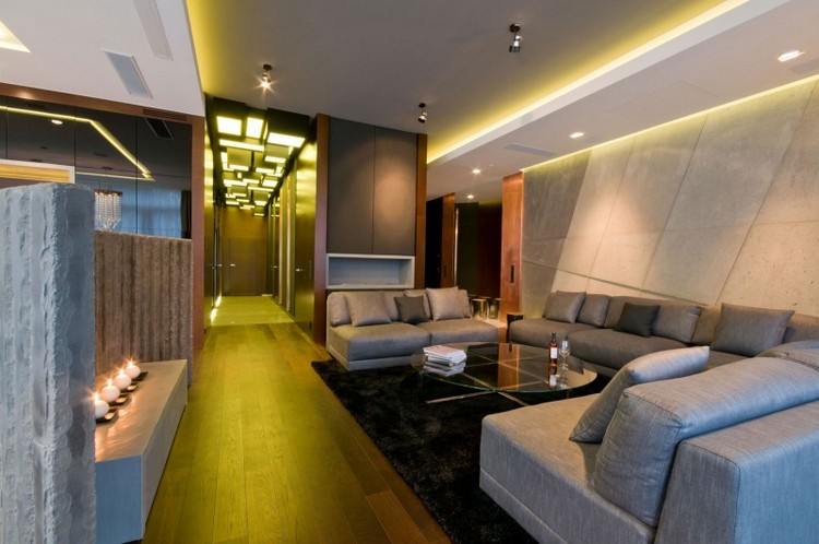 beleuchtung-wohnzimmer-modern-abgehangte-decke-strahler-gelbes-licht