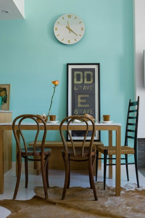 blaue-Wand-Esszimmer-vintage-Stühle