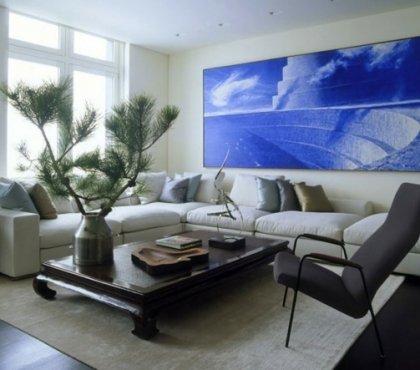 blaue-Wanddeko-modernes-Wohnzimmer-Loft