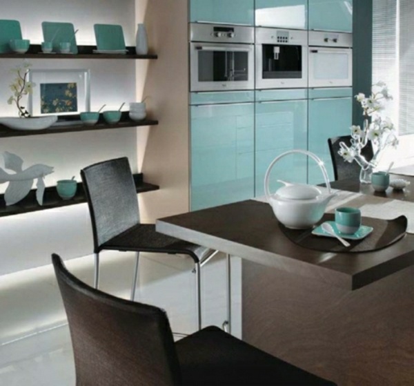 blauer-Kühlschrank-moderne-braune-Küche