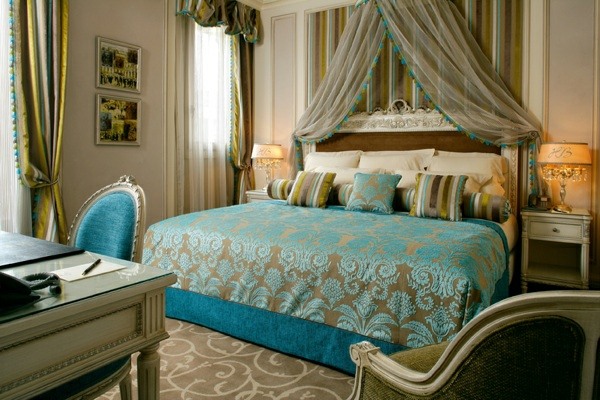 blaues-Himmelsbett-Luxus-Hotelzimmer-Paris