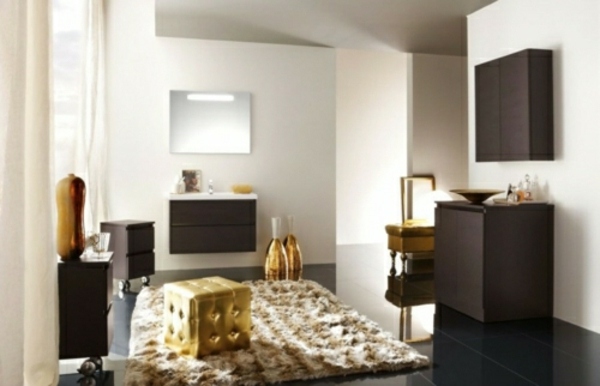 braun-weiß-Badezimmer-Spiegelschrank-moderne-Golddekoration