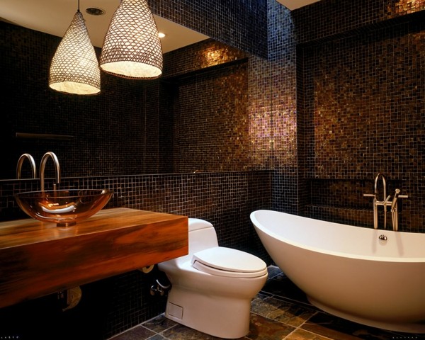 braunes-Badezimmer-moderne-Badewanne-Mosaik