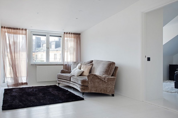 dominierend-weißes-interieur-design-samt-sofa