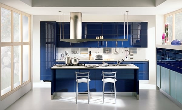 dunkelblau-Küche-weiße-Wand