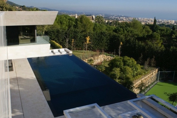 einfamilienhaus-moderne-Fassade-Schwimmbad