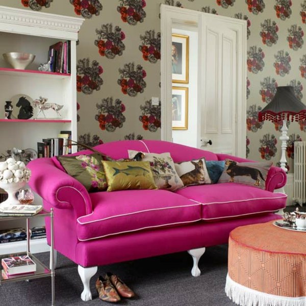 eklektisches-Wohnzimmer-rosa-Sofa-farbige-Tapette