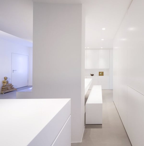 ganz-weißes-minimalistisches-interieur