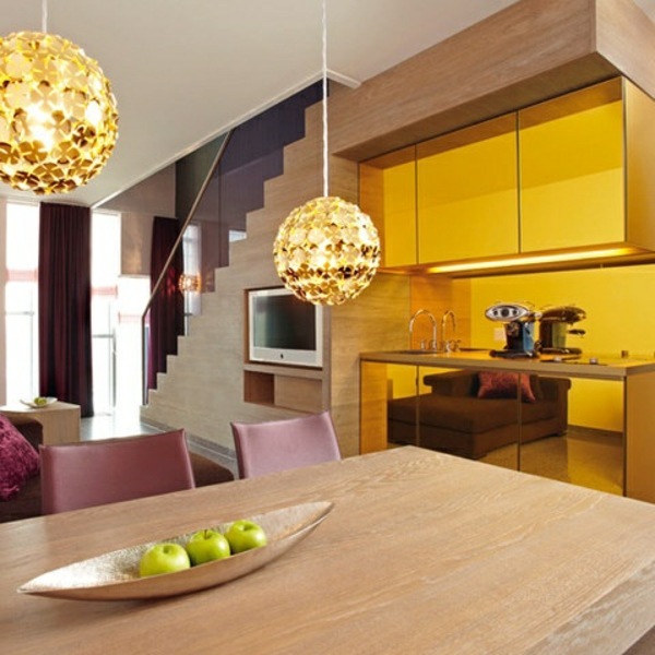 gelbe-küchenschränke-schöne-pendelleuchten