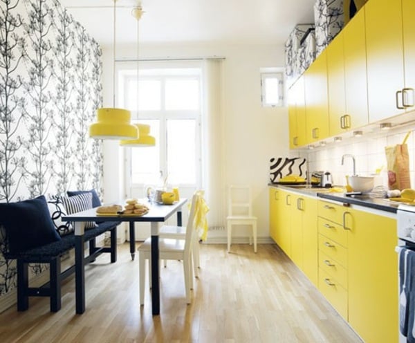 gelbe-küchenschränke-schwarze-kontrastelemente