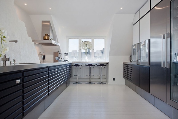 geräumige-küche-weißes-modernes-penthouse