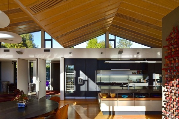 graue-Kücheninsel-große-Dachfenster-Wohnzimmer
