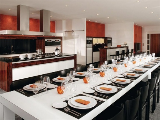 große-moderne-küche-rote-akzentwände