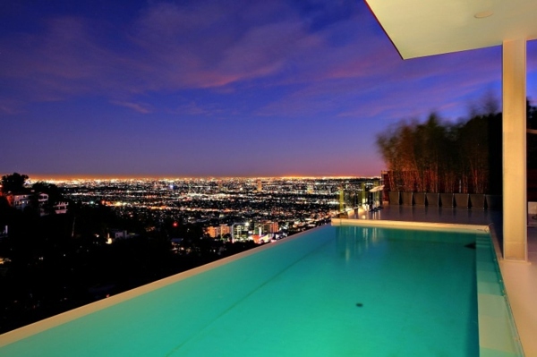 großer-Pool-modernes-Design-Haus-USA